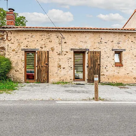 4 Bedroom Gorgeous In Holiday home *