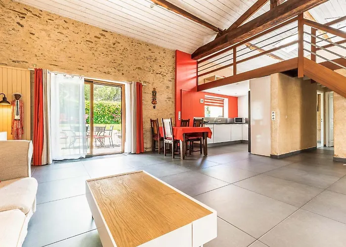 4 Bedroom Gorgeous In Hébergement de vacances *