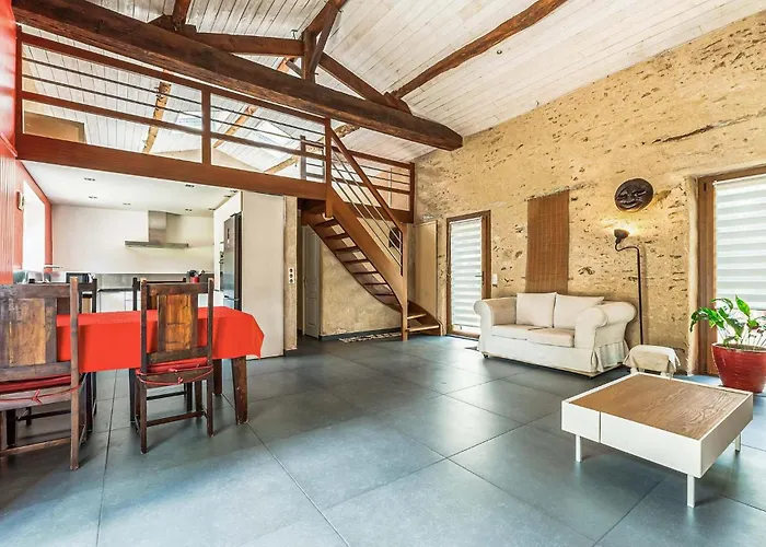 4 Bedroom Gorgeous In Hébergement de vacances Bouguenais