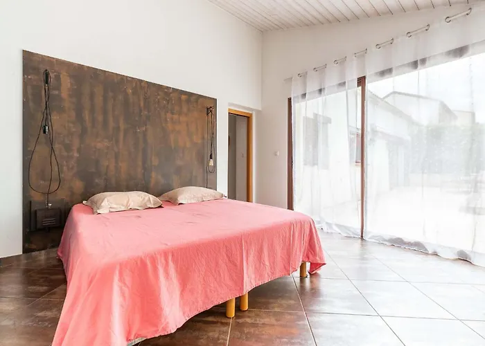 Hébergement de vacances 4 Bedroom Gorgeous In Bouguenais