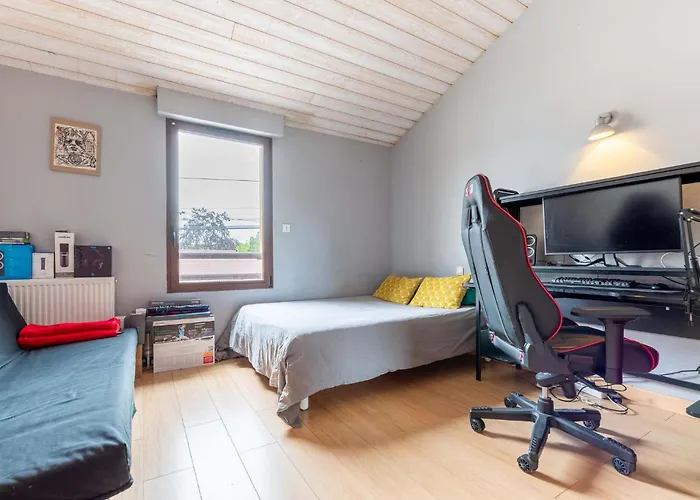 4 Bedroom Gorgeous In Hébergement de vacances Bouguenais