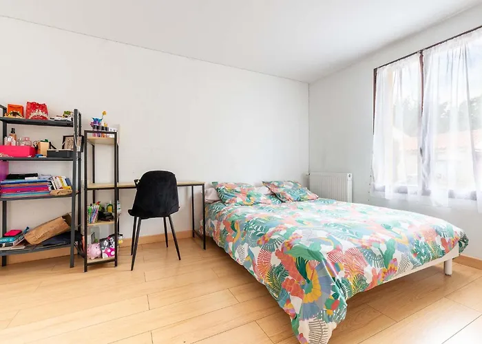 Hébergement de vacances 4 Bedroom Gorgeous In *